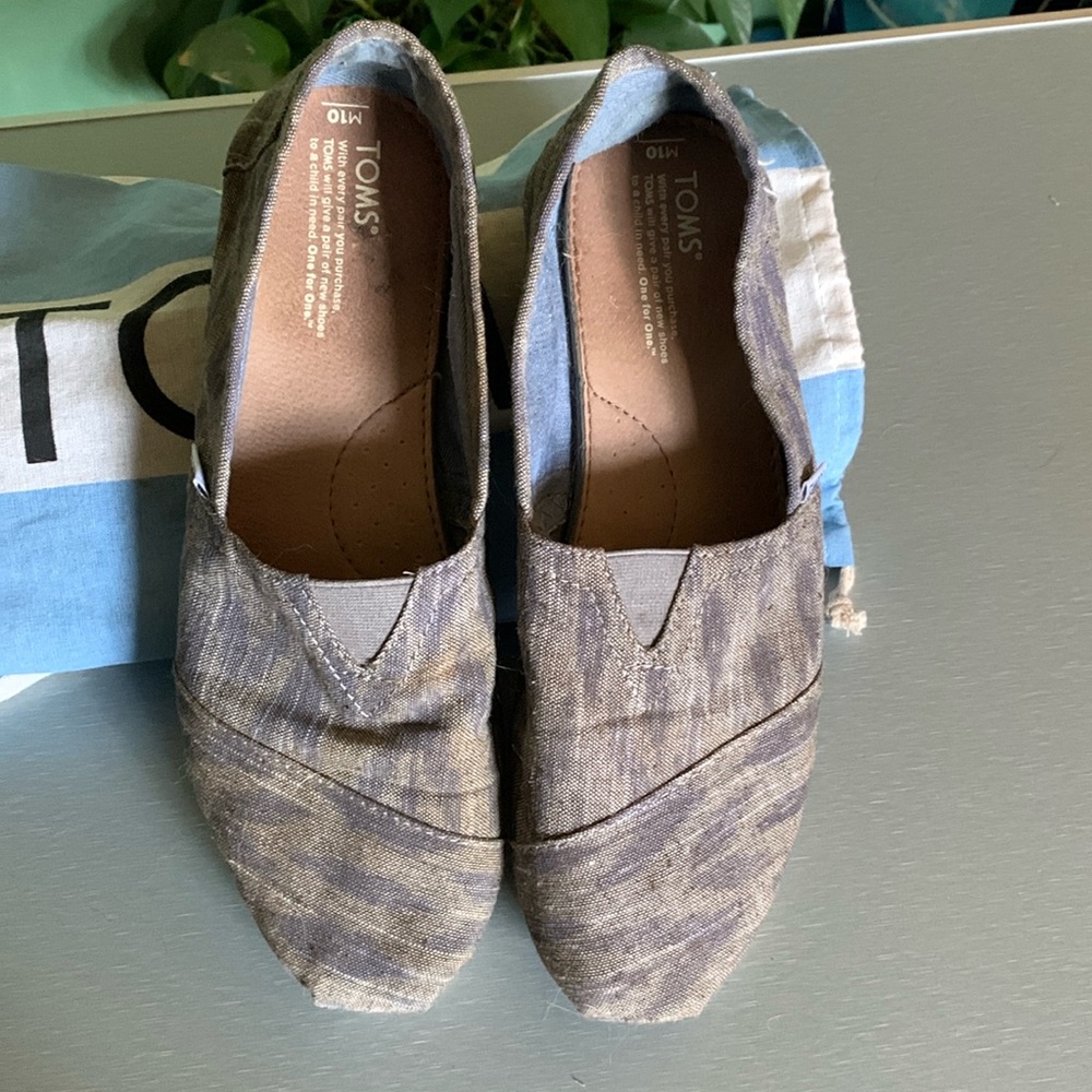 Men’s Toms slip ons
